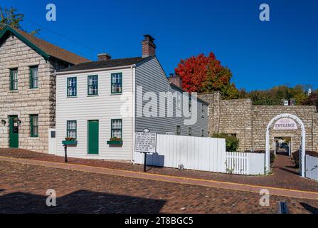 Hannibal, MO - 20. Oktober 2023: Außenseite des Tom Sawyers House und Zaun im Besucherzentrum von Mark Twain in Missouri Stockfoto