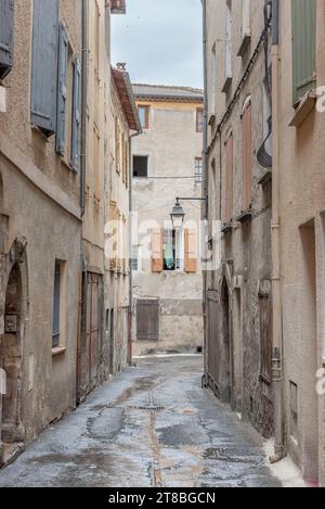 Enge Seitenstraßen im historischen Stadtzentrum von Manosque, Frankreich an einem bewölkten und regnerischen Tag Stockfoto