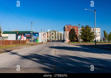 Hannibal, MO - 20. Oktober 2023: Blick auf die Main Street zum Mark Twain Memorial Lighthouse in Missouri Stockfoto