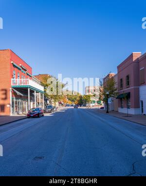 Hannibal, MO - 20. Oktober 2023: Blick auf die Main Street zum Mark Twain Memorial Lighthouse in Missouri Stockfoto