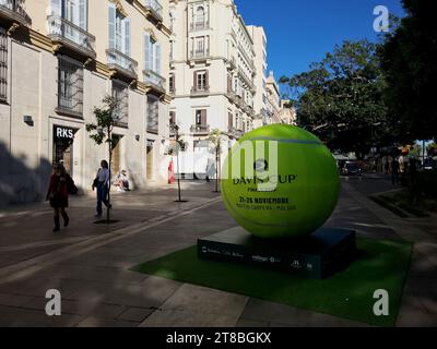 Málaga, Spanien - 14. November 2023: Riesentennisball kündigt das Finale des Davis Cups in der Innenstadt an. Stockfoto