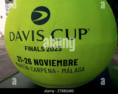 Málaga, Spanien - 14. November 2023: Riesentennisball kündigt das Finale des Davis Cups in der Innenstadt an. Stockfoto