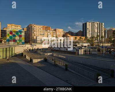 Málaga, Spanien - 14. November 2023: Blick vom Hafen, dem Pompidou Museum und anderen Gebäuden. Stockfoto