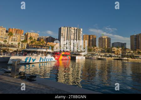 Málaga, Spanien - 14. November 2023: Touristenboote im Hafen Stockfoto