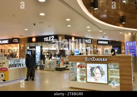 Moskau, Russland - 11. November. 2023. Innenraum des Einkaufszentrums Iridium im Zelenograd Stockfoto