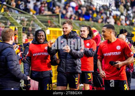 Brüssel, Belgien November 2023. BRÜSSEL, BELGIEN - 19. NOVEMBER: Johan Bakayoko aus Belgien, Jan Vertonghen aus Belgien, Arthur Theate aus Belgien, Youri Tielemans aus Belgien feiert seinen Sieg beim Spiel der UEFA EURO 2024 in der Gruppe F zwischen Belgien und Aserbaidschan im King Baudouin Stadium am 19. November 2023 in Brüssel. (Foto: Joris Verwijst/BSR Agency) Credit: Orange Pics BV/Alamy Live News Stockfoto