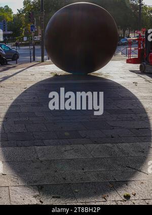 Ivry-sur-seine, Frankreich - 09 30 2021: Blick auf einen riesigen schwarzen Ball auf dem Gehweg isoliert und sein Schatten auf den Boden projiziert Stockfoto