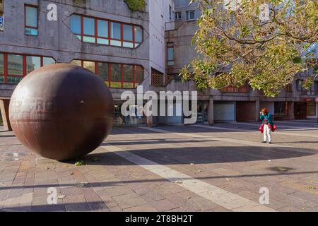 Ivry-sur-seine, Frankreich - 09 30 2021: Blick auf einen riesigen schwarzen Ball auf dem Gehweg isoliert und sein Schatten auf den Boden projiziert Stockfoto