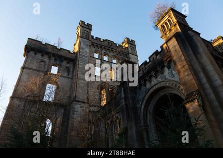 Lennox Castle Ruinen in Schottland bei einem kalten Wintersonnenaufgang Stockfoto