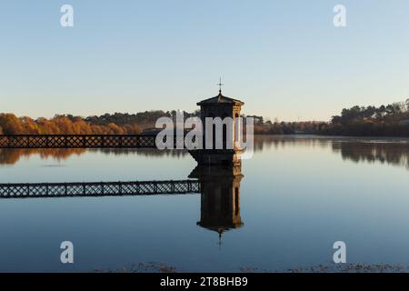 Ein schottisches Reservoir in der Nähe von Glasgow an einem frostigen Wintermorgen Stockfoto