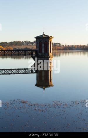 Ein schottisches Reservoir in der Nähe von Glasgow an einem frostigen Wintermorgen Stockfoto