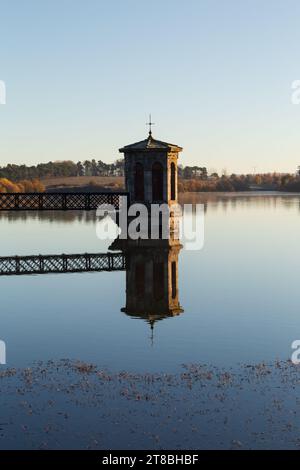 Ein schottisches Reservoir in der Nähe von Glasgow an einem frostigen Wintermorgen Stockfoto