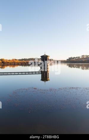 Ein schottisches Reservoir in der Nähe von Glasgow an einem frostigen Wintermorgen Stockfoto