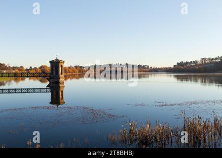 Ein schottisches Reservoir in der Nähe von Glasgow an einem frostigen Wintermorgen Stockfoto