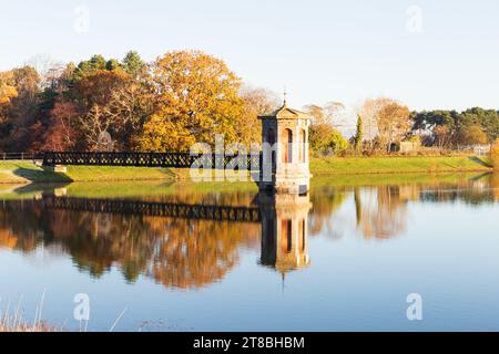 Ein schottisches Reservoir in der Nähe von Glasgow an einem frostigen Wintermorgen Stockfoto