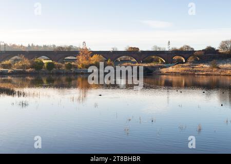 Ein schottisches Reservoir in der Nähe von Glasgow an einem frostigen Wintermorgen Stockfoto