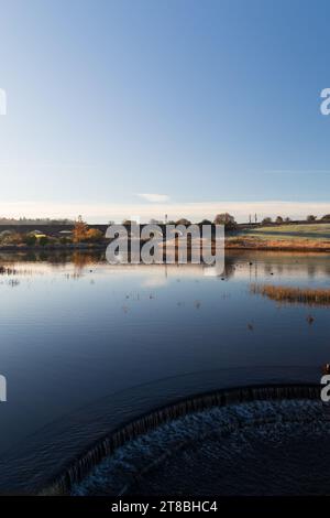 Ein schottisches Reservoir in der Nähe von Glasgow an einem frostigen Wintermorgen Stockfoto