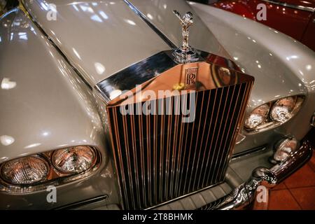 istambul, türkei - 8. September 2023 Rolls-Royce - britischer Klassiker auf schwarzem Hintergrund. Hochwertige Fotos Stockfoto