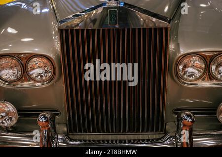 istambul, türkei - 8. September 2023 Rolls-Royce - britischer Klassiker auf schwarzem Hintergrund. Hochwertige Fotos Stockfoto