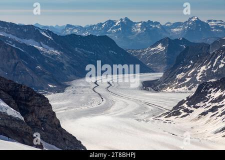 Aletschgletscher vom Jungfraujoch Schweiz mit Blick auf das Eggishorn in der Nähe und den Pizzo Cervandone und das Helsenhorn im fa Stockfoto