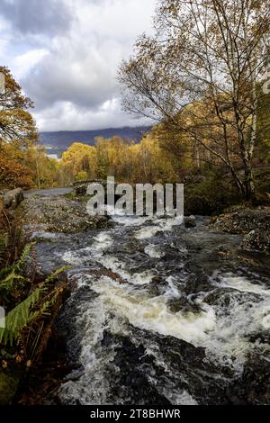 Ashness-Brücke über keswick im Herbst mit derwentwater im vertikalen Hintergrund Stockfoto