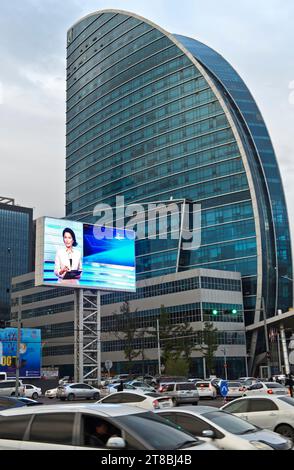 Öffentliche Vorführung der Abendnachrichten des mongolischen Fernsehens am Sukhbaatar-Platz vor dem Blue Sky Hotel in Ulaanbaatar, Mongolei Stockfoto