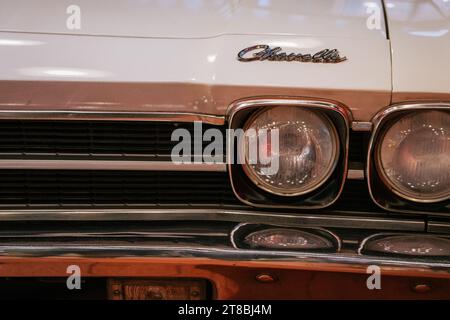 Istanbul , Türkei - 23. November 2022 1969 Modell White Chevrolet Chevelle Scheinwerfer und Frontgrill Nahaufnahme. Hochwertige Fotos Stockfoto