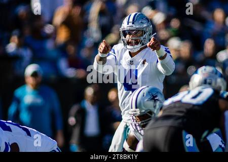 Charlotte, NC, USA. November 2023. Dallas Cowboys Quarterback Dak Prescott (4) meldet die Berichterstattung gegen die Carolina Panthers im NFL-Matchup in Charlotte, NC. (Scott Kinser/Cal Sport Media). Quelle: csm/Alamy Live News Stockfoto