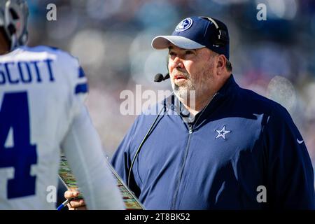 Charlotte, NC, USA. November 2023. Dallas Cowboys Head Coach Mike McCarthy während der ersten Halbzeit gegen die Carolina Panthers im NFL Matchup in Charlotte, NC. (Scott Kinser/Cal Sport Media). Quelle: csm/Alamy Live News Stockfoto