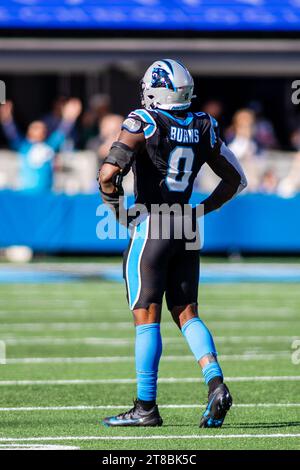 Charlotte, NC, USA. November 2023. Carolina Panthers Linebacker Brian Burns (0) in der ersten Halbzeit gegen die Dallas Cowboys im NFL Matchup in Charlotte, NC. (Scott Kinser/Cal Sport Media). Quelle: csm/Alamy Live News Stockfoto