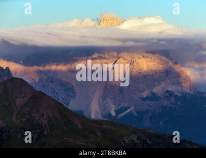 Abendlicher Blick auf den Pelmo, Südtirol, die Alpen Dolomiten, Italien Stockfoto