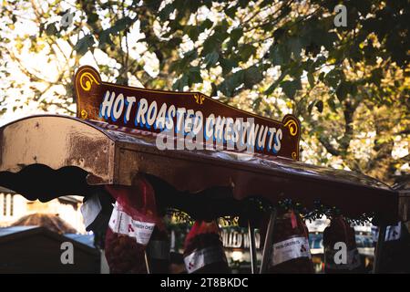 Das Schild „Hot Roasted Chestnuts“ an einem traditionellen Marktverkäufer-Essensstand auf einem Weihnachtsmarkt mit Kopierraum Stockfoto