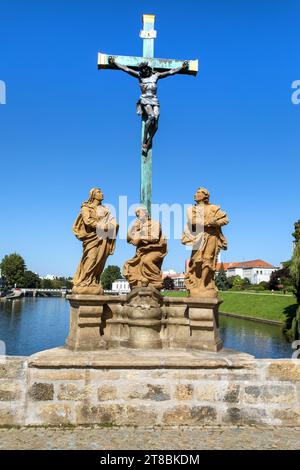 Statuen auf der ältesten historischen Steinbrücke in der Stadt Pisek im lokalen Písek über den Fluss Otava in der Tschechischen Republik Stockfoto