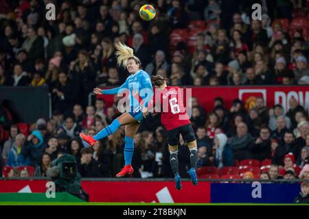 Manchester am Sonntag, den 19. November 2023. Lauren Hanf #11 von Manchester City in der Luftfahrt mit Hannah Blundell #6 von Manchester United WFC während des Barclays FA Women's Super League Spiels zwischen Manchester United und Manchester City am Sonntag, den 19. November 2023, in Old Trafford, Manchester. (Foto: Mike Morese | MI News) Credit: MI News & Sport /Alamy Live News Stockfoto