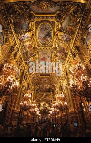 Ein prunkvoller Saal im Palais Garnier, Paris, Frankreich. Stockfoto