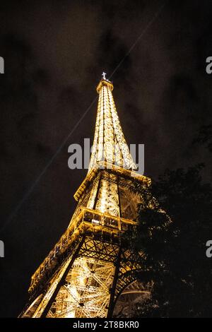 Der Eiffelturm bei Nacht in Paris, Frankreich. Stockfoto