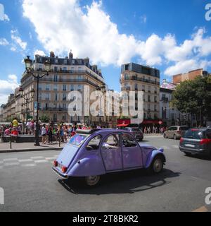 Ein alter violetter Citroen in den Straßen von Paris, Frankreich. Stockfoto