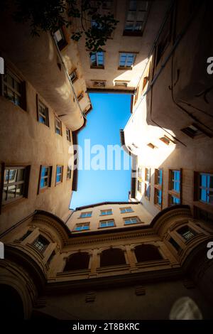 Der Blick auf den Himmel in einem Traboule in Lyon, Frankreich. Stockfoto