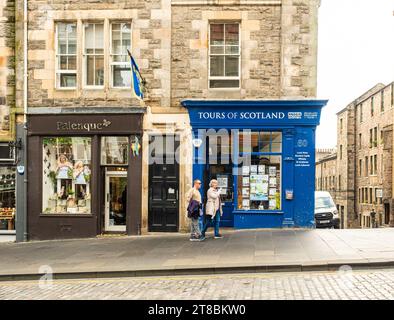 EDINBURGH, SCHOTTLAND - 7. September 2023: Die Royal Mile verläuft zwischen zwei Orten in Edinburgh, Schottland, Edinburgh Castle und Holyrood Palace Stockfoto