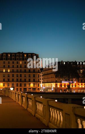 Der Metallic-Turm von Fourvière (Tour Métallique de Fourvière) bei Nacht in Lyon, Frankreich. Stockfoto