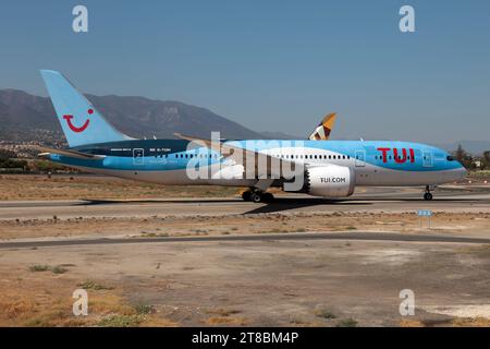 Eine TUI Boeing 787-8 Dreamliner fährt vom Flughafen Malaga Costa del Sol ab. Die Flotte von TUI besteht aus 131 Flugzeugen, von denen 19 Träumer sind. Stockfoto