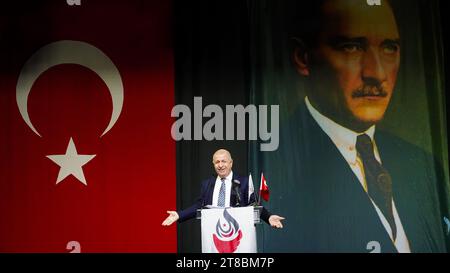 Turkiye. November 2023. Der Vorsitzende der Siegespartei Prof. Dr. Umit Ozdag traf sich mit der Jugend auf einer Konferenz über den türkischen Nationalismus in der Linie Atatürk. Die Siegespartei ist eine rechtsgerichtete, ultranationalistische, einwanderungsfeindliche und kemalistische politische Partei in der Türkei, die am 26. August 2021 unter der Führung von Umit Ozdag gegründet wurde. Die Partei war Teil der ATA Alliance bei den Parlamentswahlen 2023. Quelle: İdil Toffolo/Alamy Live News Stockfoto