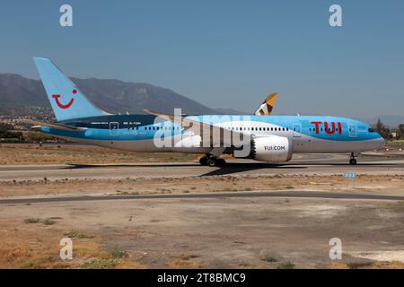 Malaga, Spanien. August 2022. Eine TUI Boeing 787-8 Dreamliner fährt vom Flughafen Malaga Costa del Sol ab. Die Flotte von TUI besteht aus 131 Flugzeugen, von denen 19 Träumer sind. (Foto: Fabrizio Gandolfo/SOPA Images/SIPA USA) Credit: SIPA USA/Alamy Live News Stockfoto