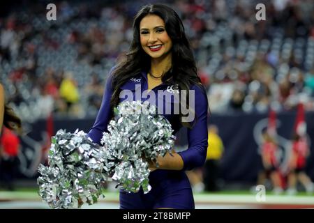 Houston, Texas, USA. November 2023. Ein Cheerleader der Houston Texans vor dem Spiel zwischen den Houston Texans und den Arizona Cardinals im NRG Stadium in Houston, Texas am 19. November 2023. (Kreditbild: © Erik Williams/ZUMA Press Wire) NUR REDAKTIONELLE VERWENDUNG! Nicht für kommerzielle ZWECKE! Quelle: ZUMA Press, Inc./Alamy Live News Stockfoto