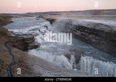 Fantastischer Blick auf den Skogafoss Wasserfall in Südisland, Winter Zeit. Stockfoto