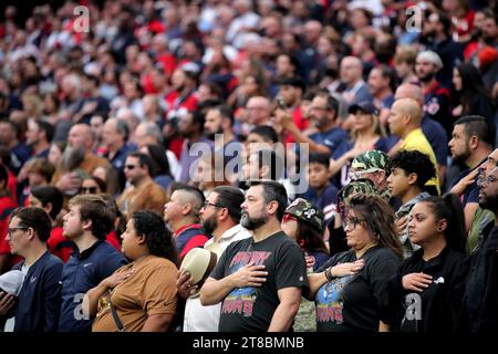 Houston, Texas, USA. November 2023. Die Fans der Houston Texans stehen während der Nationalhymne vor dem Spiel zwischen den Houston Texans und den Arizona Cardinals am 19. November 2023 im NRG Stadium in Houston, Texas. (Kreditbild: © Erik Williams/ZUMA Press Wire) NUR REDAKTIONELLE VERWENDUNG! Nicht für kommerzielle ZWECKE! Quelle: ZUMA Press, Inc./Alamy Live News Stockfoto