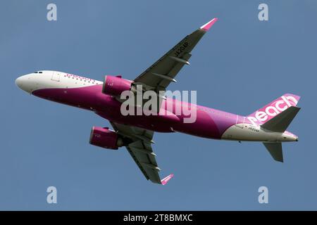 Japan. Juli 2023. Ein Peach Airbus 320NEO startet vom Flughafen Osaka - Kansai. PEACH ist eine Billigfluggesellschaft, in der Flugzeugära nur die Economy Class verwendet wird. (Credit Image: © Fabrizio Gandolfo/SOPA Images via ZUMA Press Wire) NUR REDAKTIONELLE VERWENDUNG! Nicht für kommerzielle ZWECKE! Stockfoto