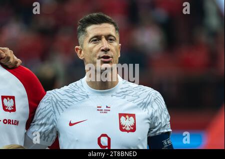 WARSCHAU, POLEN - 17. NOVEMBER 2023: Qualifikation für die UEFA Euro 2024. Spiel Polen - Tschechische Republik 1:1. Robert Lewandowski während der Hymne. Stockfoto