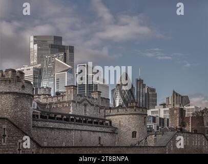 London, Großbritannien - 07. November 2023 - Außenansicht des Tower of London mit Wolkenkratzern im Hintergrund. Architektur des historischen Gebäudes und Neubaus in Contr Stockfoto