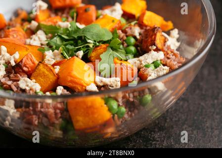 Geröstete Winter-Squash mit rotem Reis, Erbsen und Karotten Stockfoto